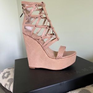 New in box size 9.5 L.A.M.B. Omega platform sandals